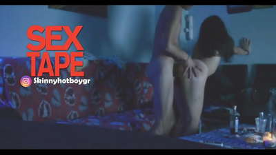 Söt skolflicka med sin pojkvän